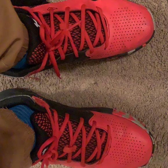 Size 9 red and gray - Picture 2 of 4